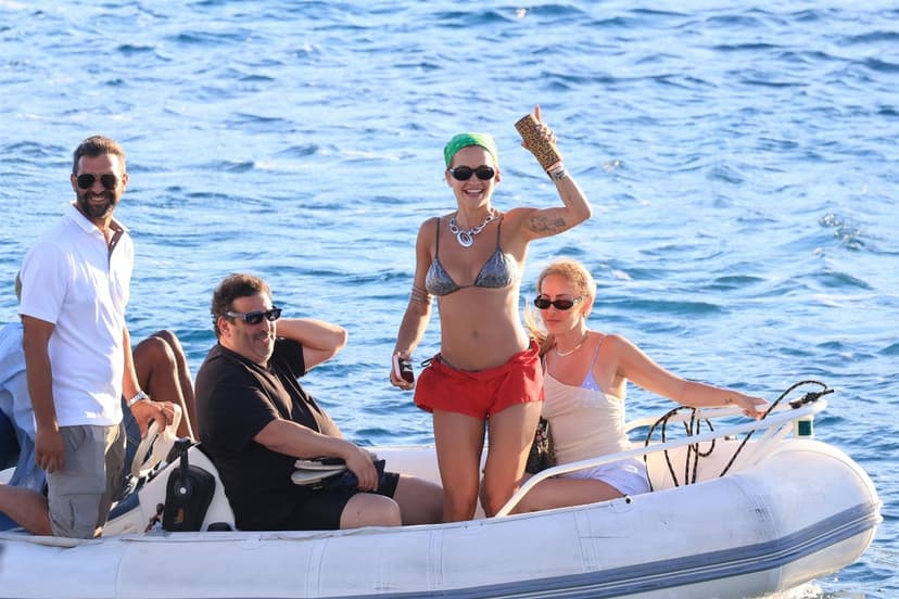 Rita Ora på Mykonos med vänner