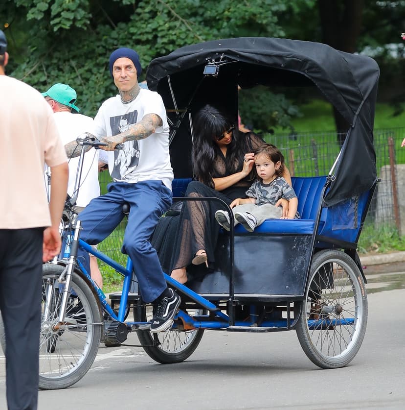 Kourtney Kardashian och Travis Barker med sonen Rocky i parken