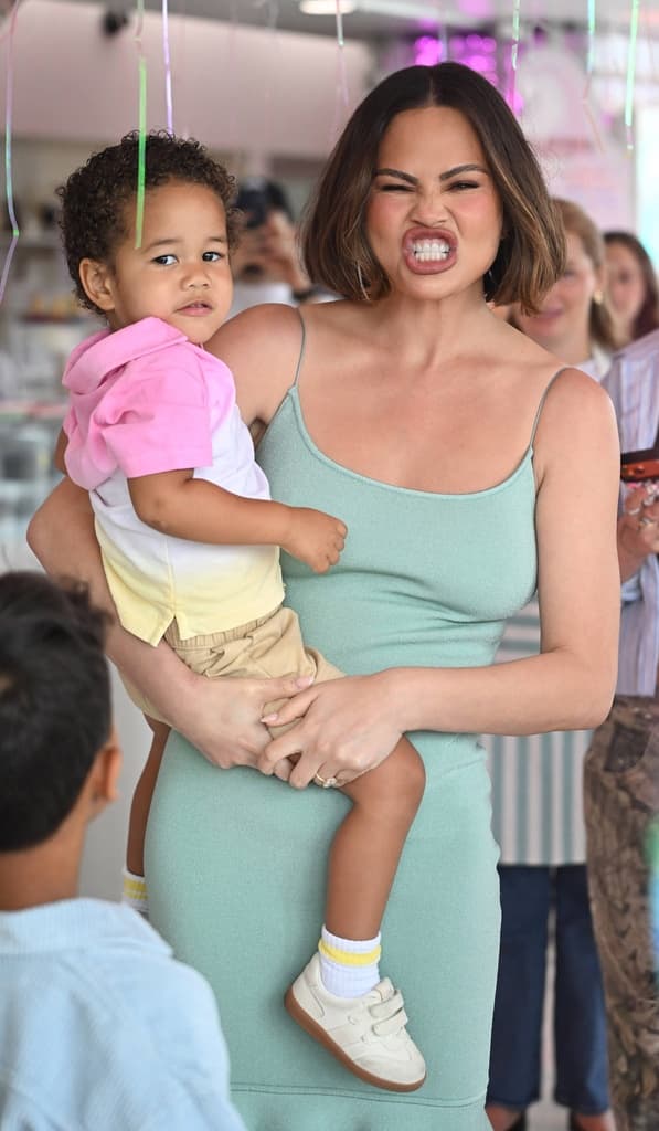 Chrissy Teigen på frozen yogurt-event