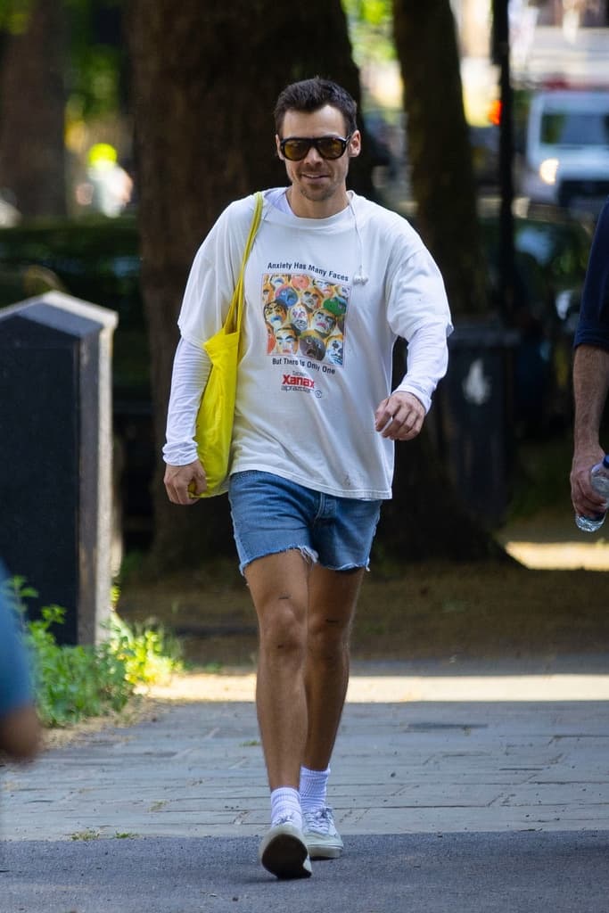 Harry Styles promenerar i London