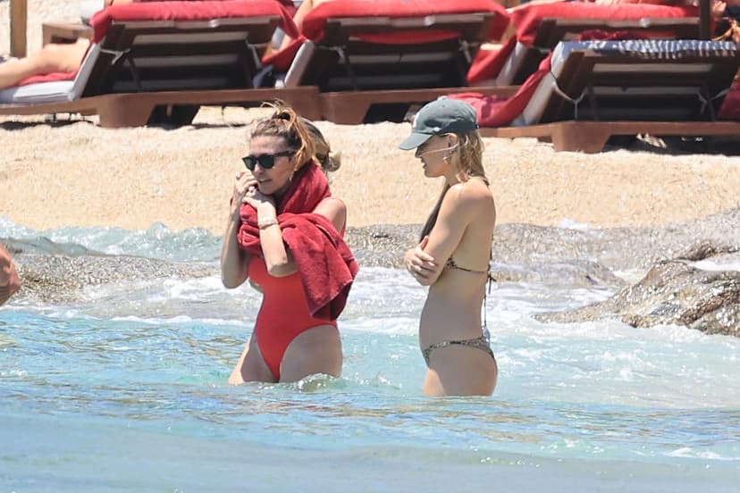 Bar Refaeli ser frusen ut på Mykonos