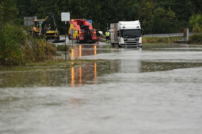 Kraftigt regn i väst – vägar översvämmade