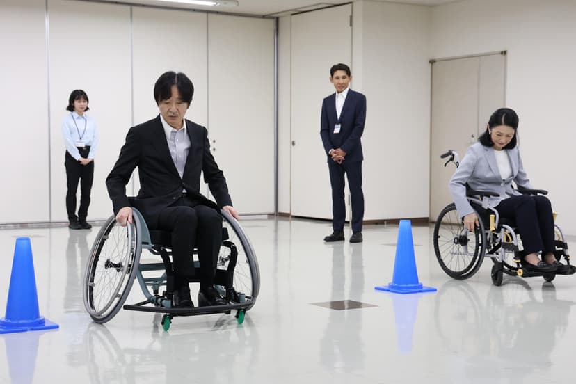 Kronprins Akishino och kronprinsessan Kiko testar sportrullstol