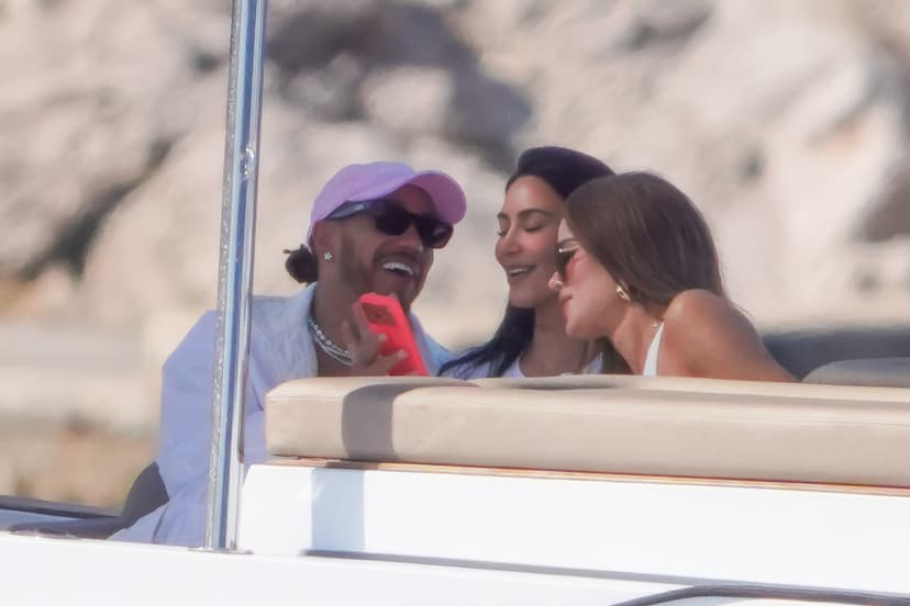 Lewis Hamilton med Kim och Khloe Kardashian i Monaco