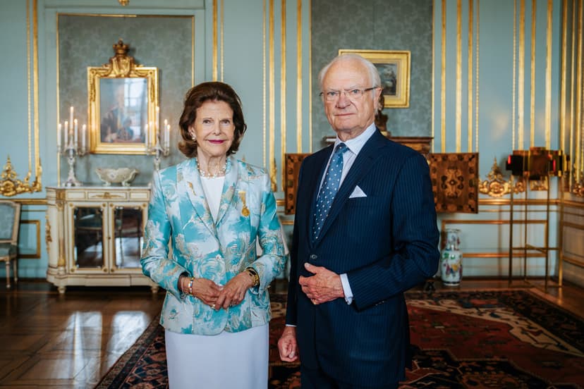 Kung Carl Gustaf delar ut Serafimermedaljen till drottning Silvia