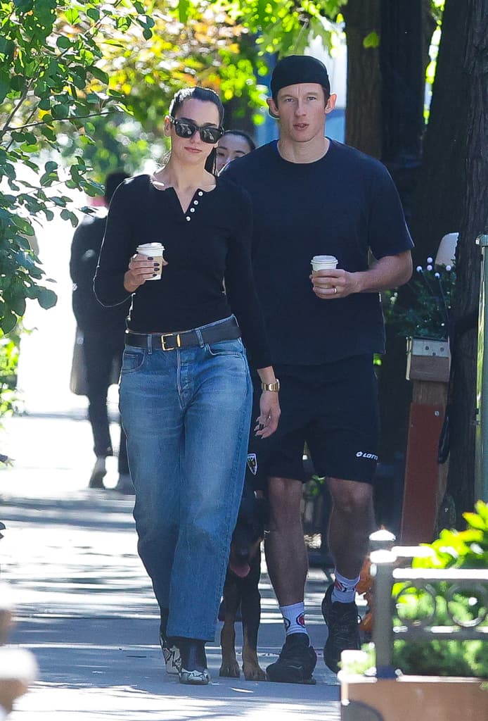 Nygifta Dua Lipa och Callum Turner rastar hunden
