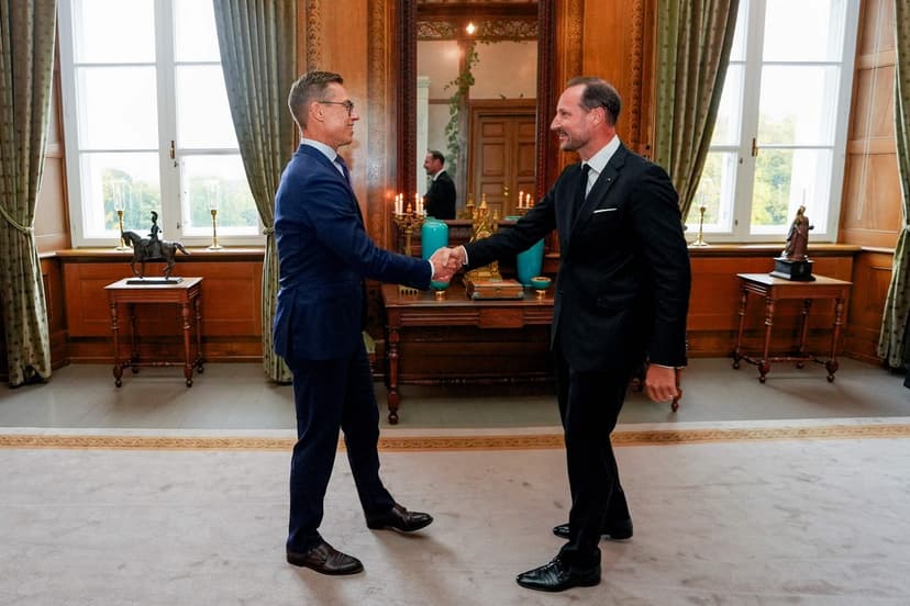 Kung Haakon tar emot Finlands president Alexander Stubb