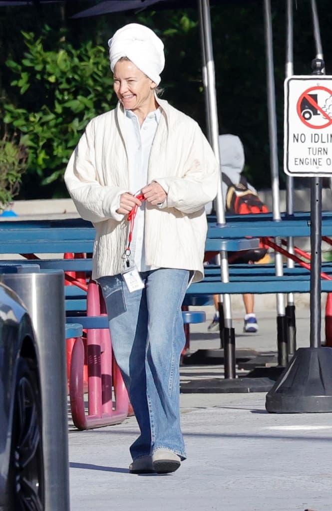 Kate Hudson gör ärenden med handduk på huvudet