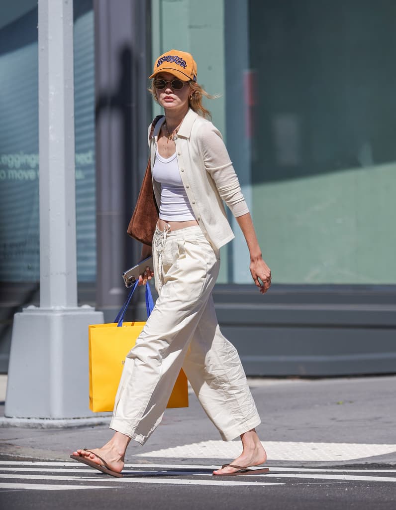Gigi Hadid ute och shoppar
