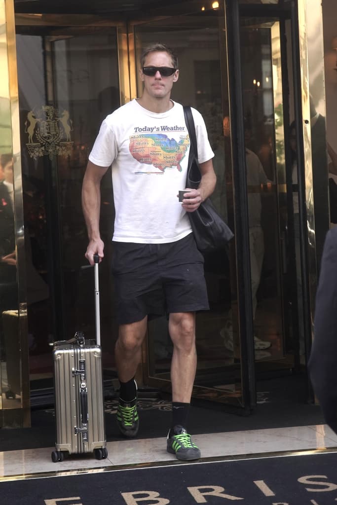 Alexander Skarsgård bär en t-shirt med tryck
