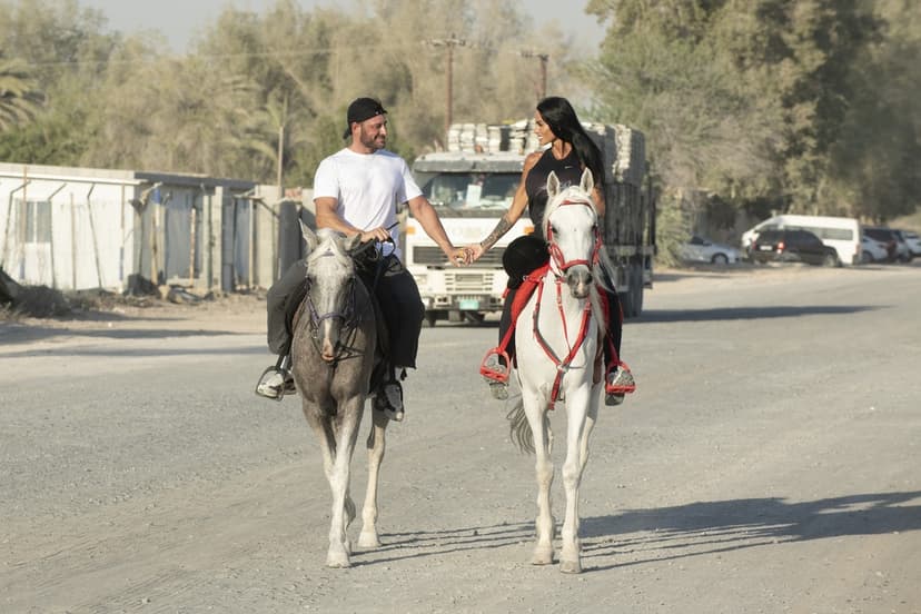 Katie Price och Lee Andrews till häst i Dubai