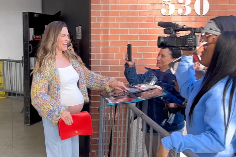 Gravida Hilary Swank möter fans