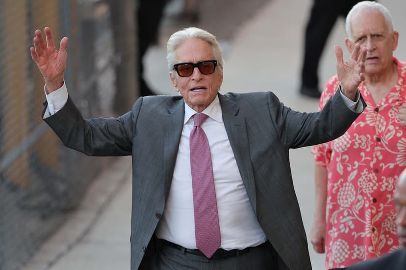 Michael Douglas anländer till Jimmy Kimmel Live
