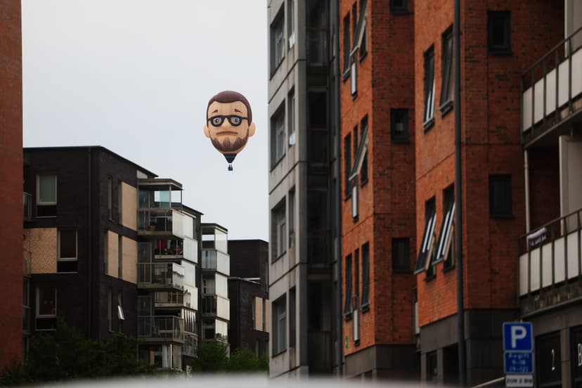 Sverigedemokraternas luftballong flyger över Halmstad