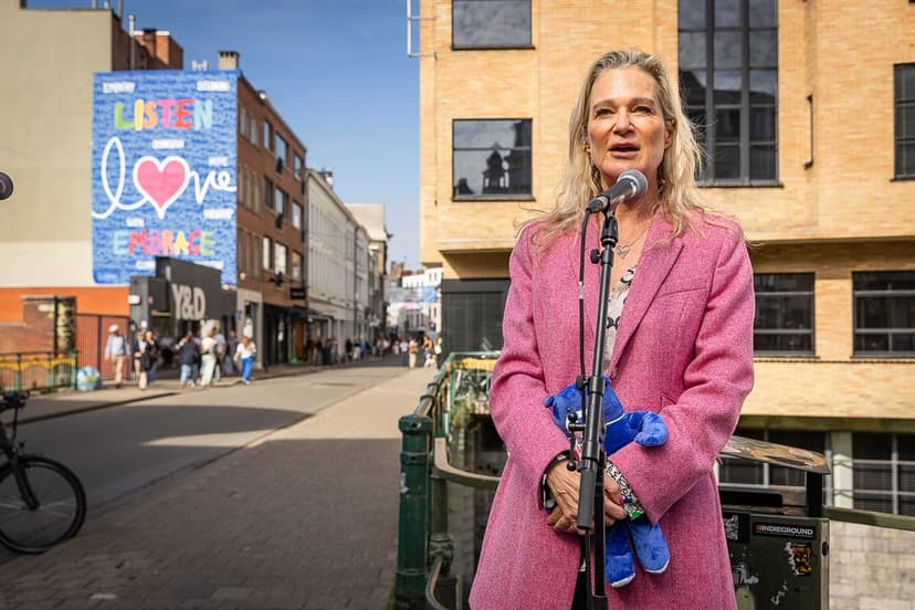 Prinsessan Delphine av Belgien inviger muralmålning