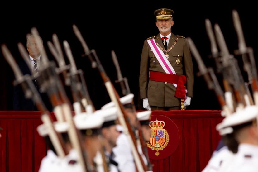 Spaniens kung Felipe närvarar vid militärceremoni