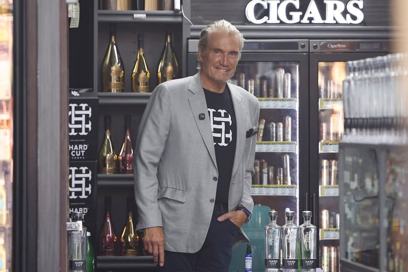 Dolph Lundgren gör reklam för sitt vodkamärke Hard Cut Vodka