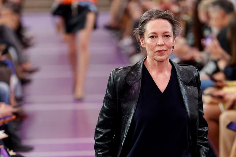 Olivia Colman på catwalken för Miu Miu
