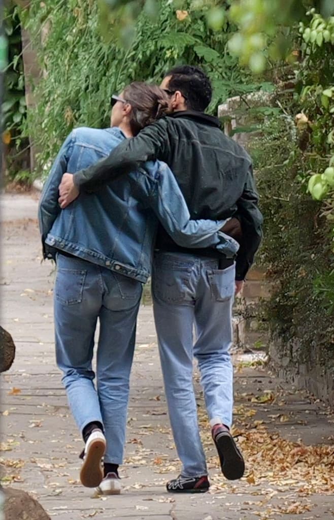 Rami Malek på promenad med Aude Schaller