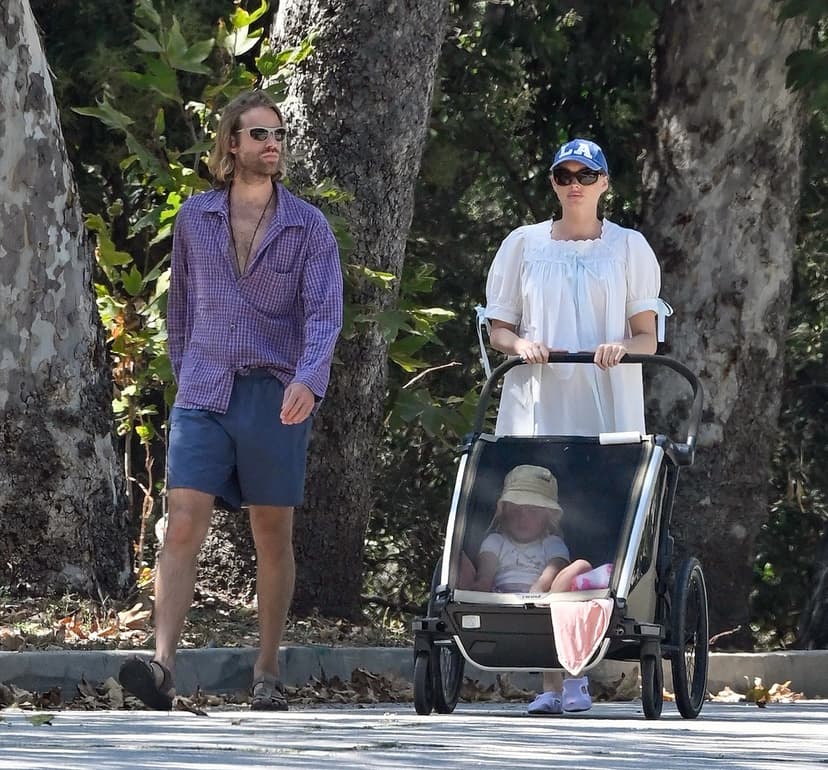 Elsa Hosk ute med familjen
