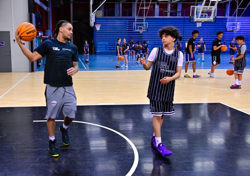 Basketstjärnan Elliot Cadeau på basketläger för ungdomar i Stockholm