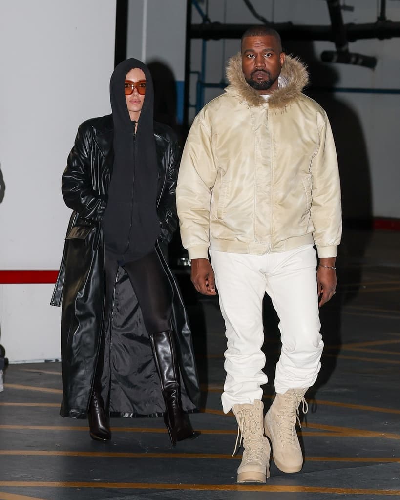 Kanye West och Bianca Censori i svart och vitt
