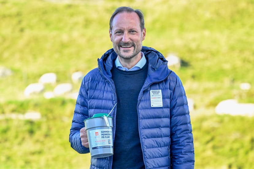 Kung Haakon deltar i insamling