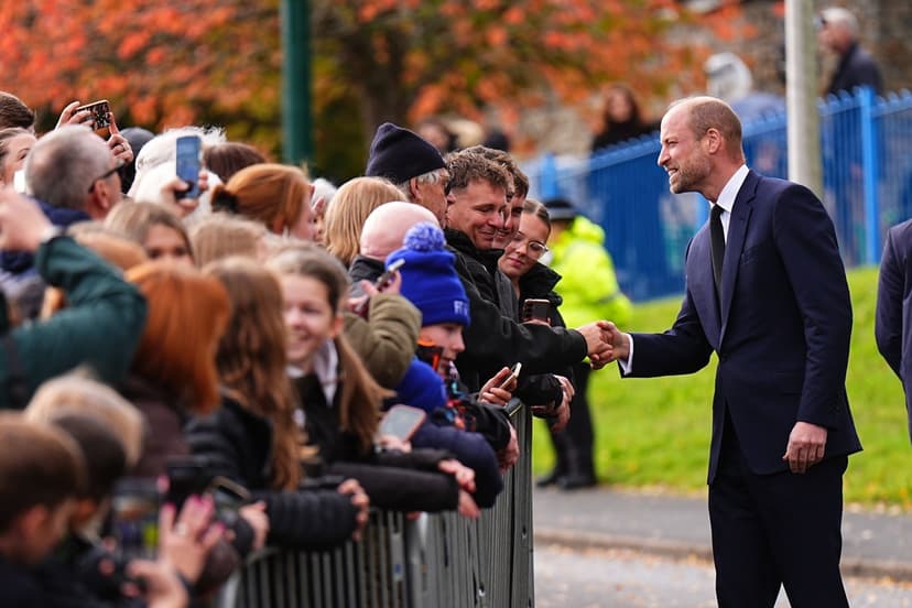 Prins William, kung Charles och drottning Camilla närvarar vid årsdagen av Aberfanolyckan