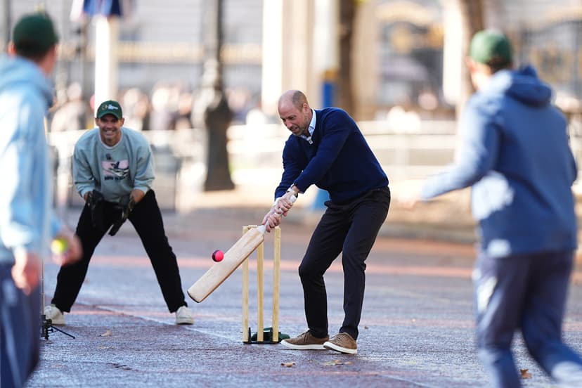 Prins William spelar cricket under ett Earthshot Prize-event
