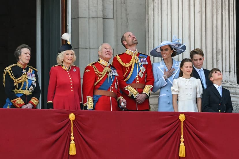 Brittiska kungligheter närvarar vid militär ceremoni