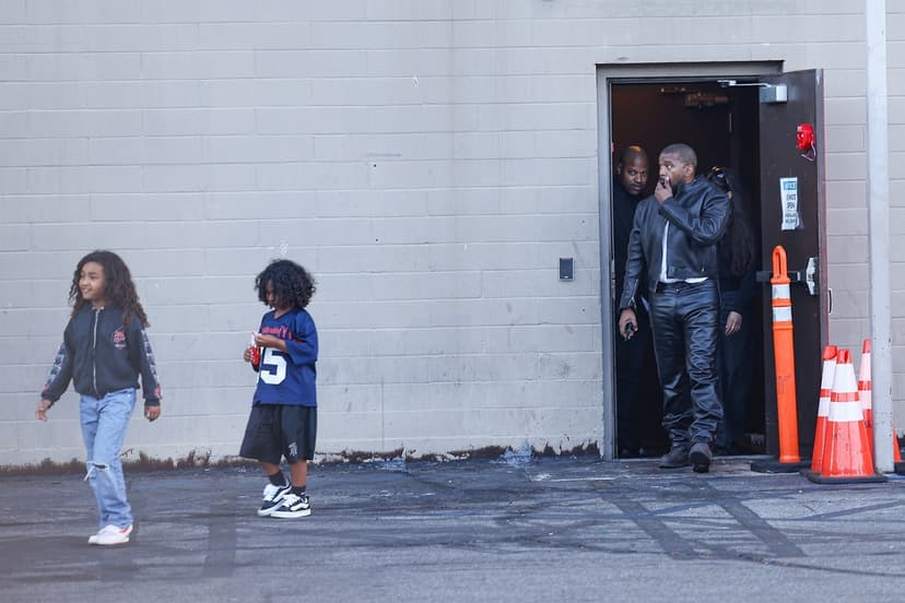 Kanye West med barnen Chicago och Psalm
