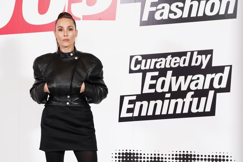 Noomi Rapace bland gästerna på utställningen "The 90s: Art and Fashion" i London
