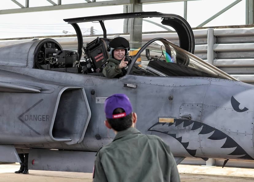 Drottning Suthida av Thailand flyger JAS Gripen