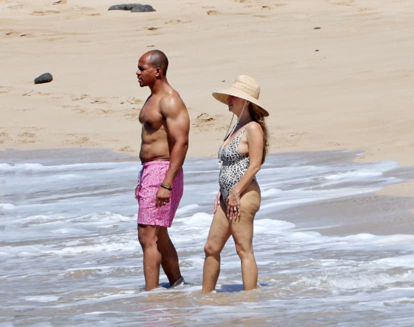 Nygifta Jennifer Meyer och Geoffrey Ogunlesi tar ett dopp