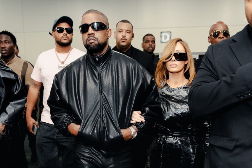 Kanye West och Bianca Censori matchar i svart