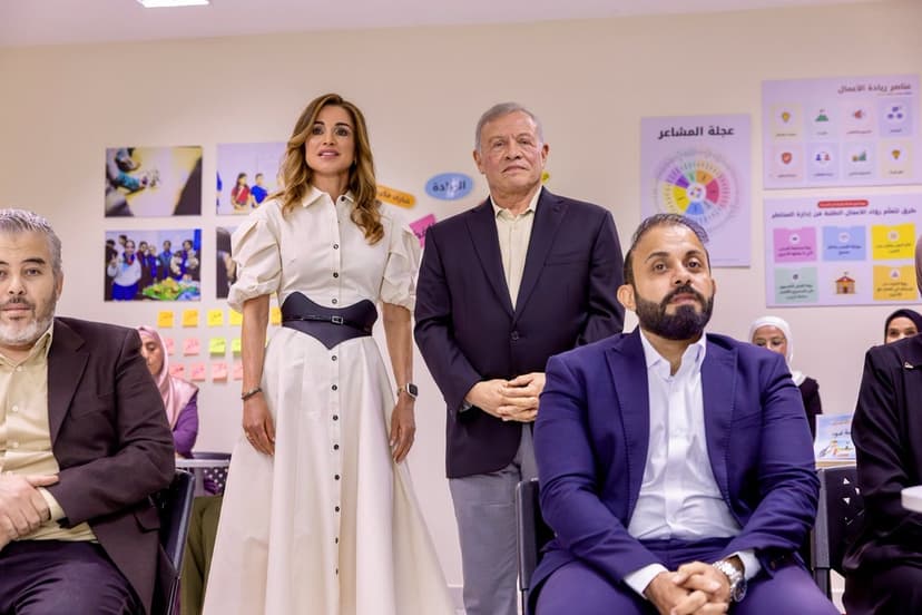 Jordaniens kungapar besöker skola