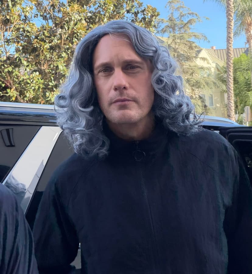 Alexander Skarsgård i peruk