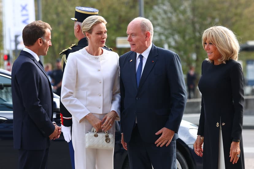 Albert och Charlene av Monaco anländer till möte i Frankrike
