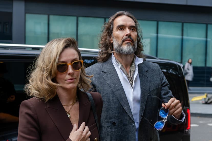 Russell Brand på plats i rätten