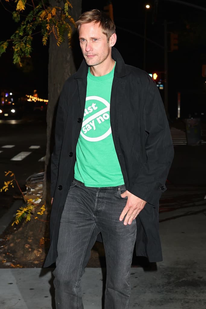 Alexander Skarsgård lämnar The Corner Store i NY