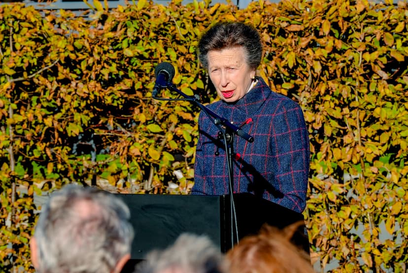 Prinsessan Anne avtäcker staty i Oslo