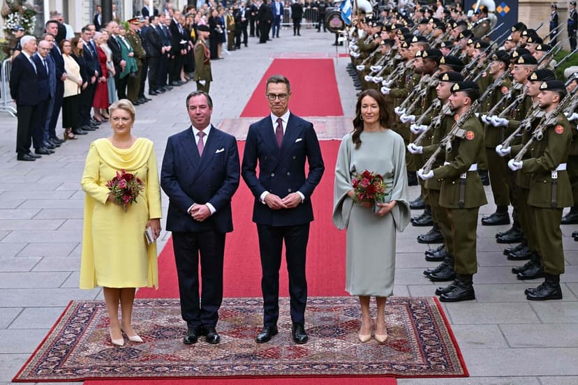 Storhertig Guillaume av Luxemburg tar emot Finlands presidentpar