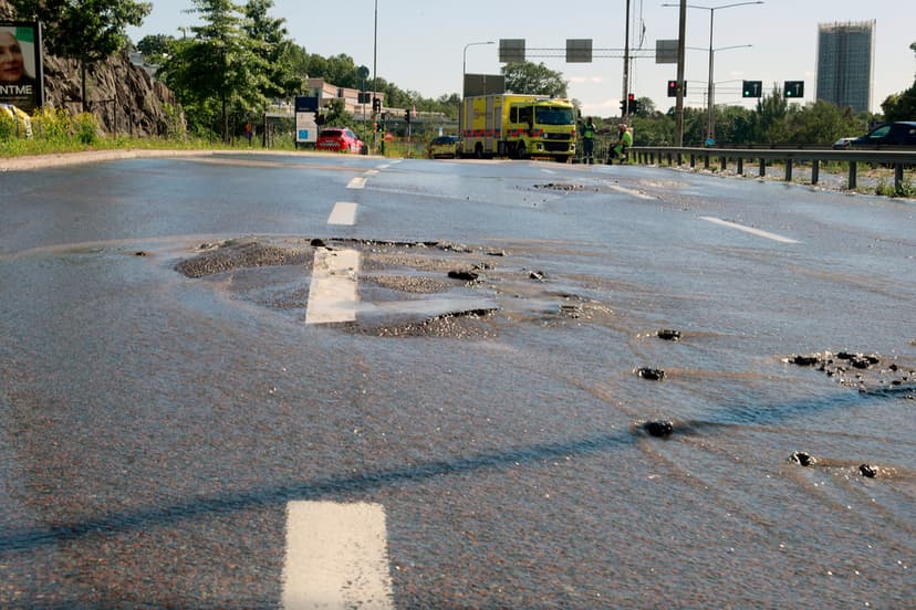 Översvämning vid Roslagstull stoppar trafiken