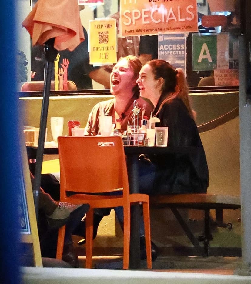 Lily James och Alex Cameron har roligt på dejt i LA