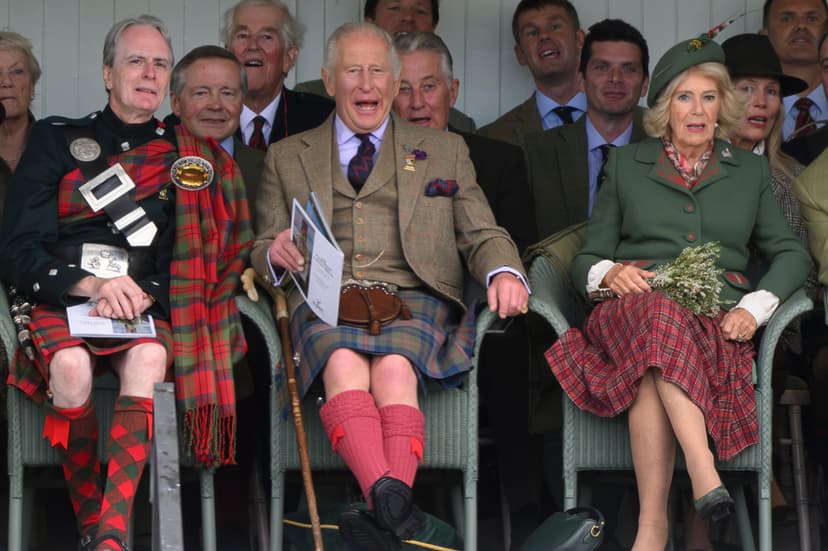 Kung Charles och drottning Camilla närvarar vid Braemar Gathering