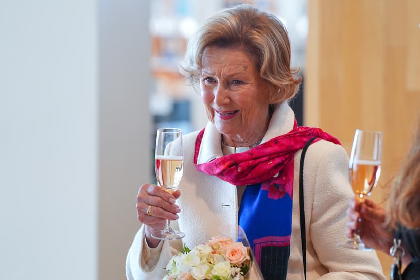 Drottning Sonja avtäcker konstverk