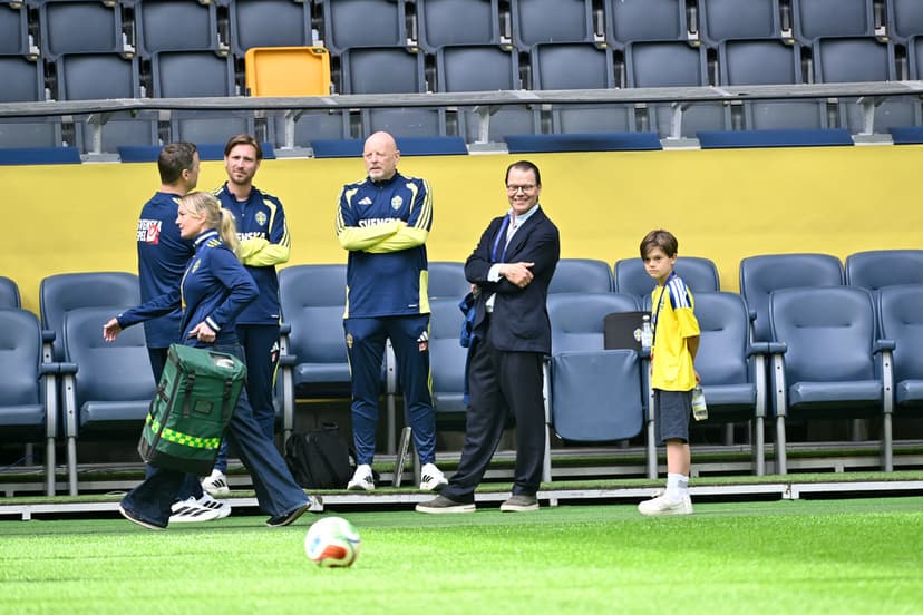 Prince Daniel and Oscar meet the Swedish men's national football team