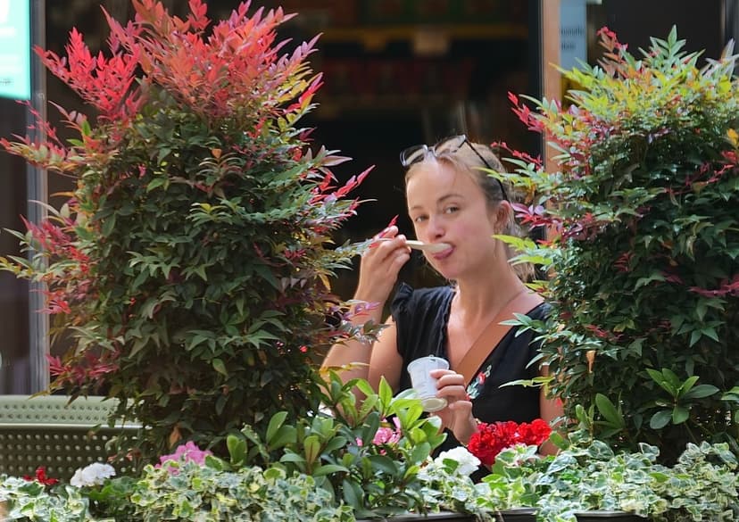 Lady Amelia Windsor äter yoghurt