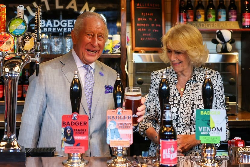 Charles och Camilla besöker 250-årsfirande bryggeri