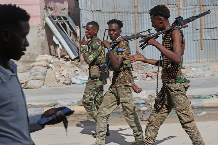 Skott och rök över Mogadishu – USA varnar